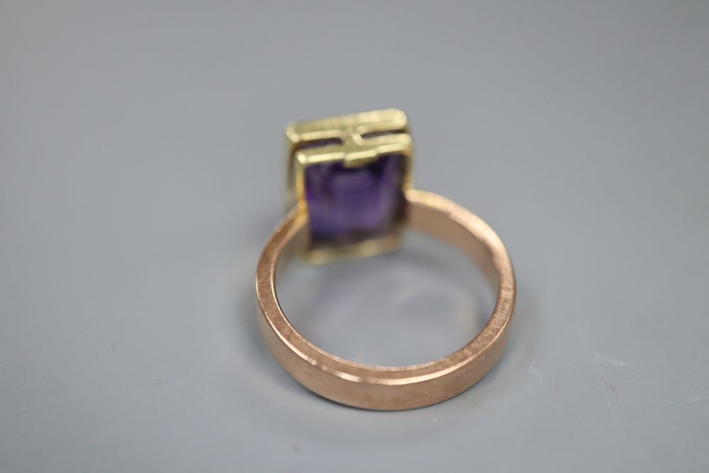 A yellow metal and amethyst set dress ring, size G, gross 4.3 grams.